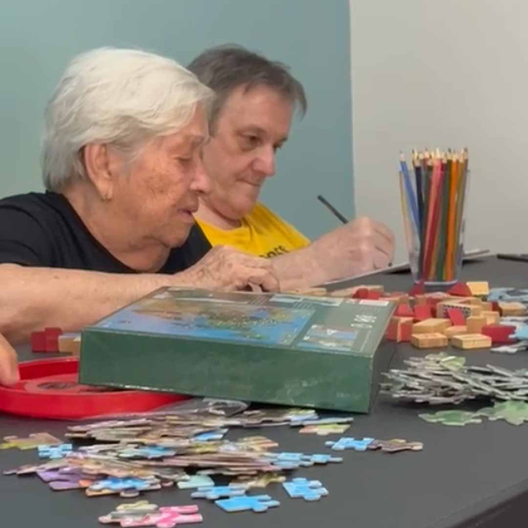 Imagem ilustrativa das atividades com jogos, desenho e quebra-cabeça da Casa de Repouso Lar Moreira – Zona Sul