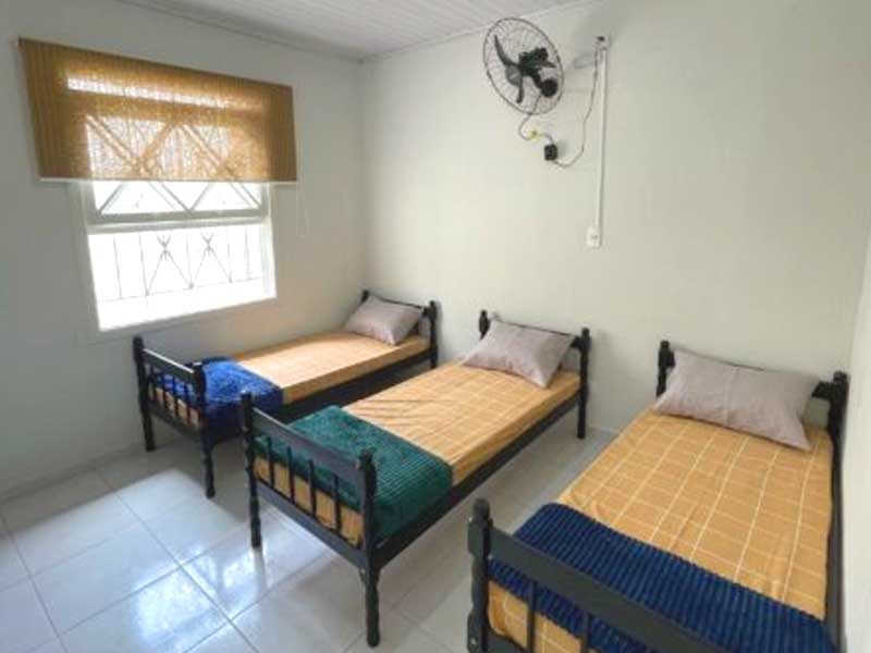 Quarto 1 da casa de repouso Lar Moreira Quarto 1 da casa de repouso Lar Moreira com cama e iluminação natural