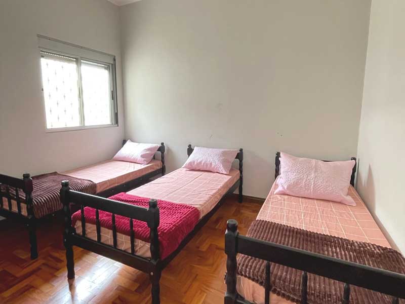 Quarto 2 coletivo da casa de repouso Lar Moreira Quarto 2 compartilhado da casa de repouso Lar Moreira com camas organizadas