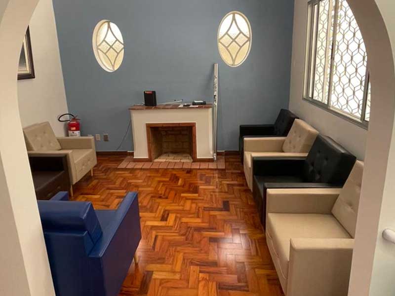 Sala de estar ampla da casa de repouso Lar Moureira Imagem da sala de estar ampla da casa de repouso Lar Moureira