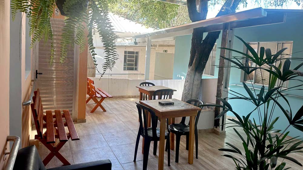 Varanda dos fundos da casa de repouso Lar Moreira Varanda ampla nos fundos da casa de repouso Lar Moreira