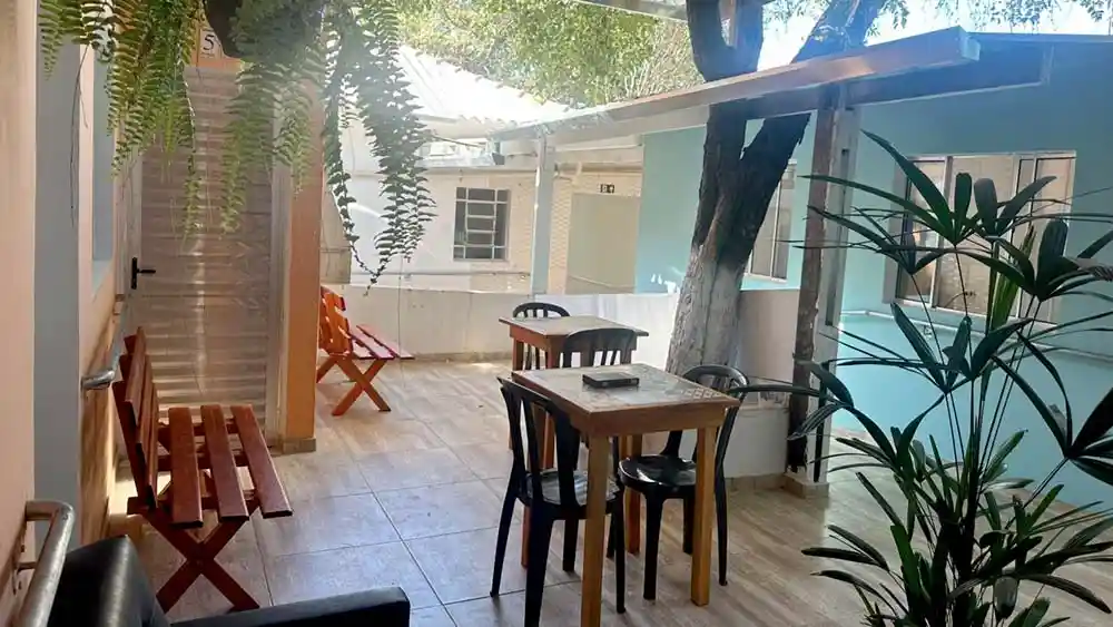 varanda de fundo ampla2 Varanda ampla nos fundos da casa de repouso Lar Moreira