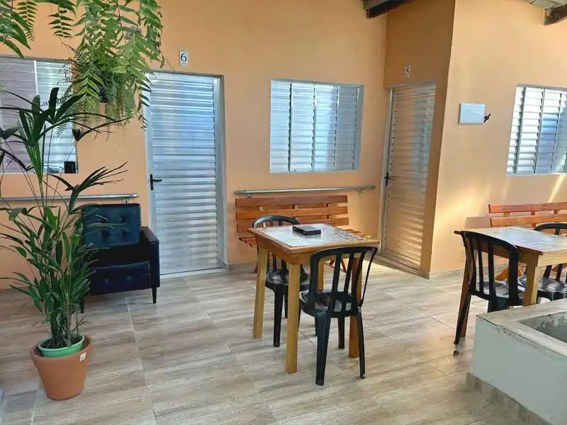 Imagem ilustrativa da segunda sala com lareira e várias poltronas da Casa de Repouso Lar Moreira – Zona Sul.